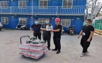 市二院領(lǐng)導(dǎo)對(duì)建筑工地開展防暑降溫送清涼慰問活動(dòng)